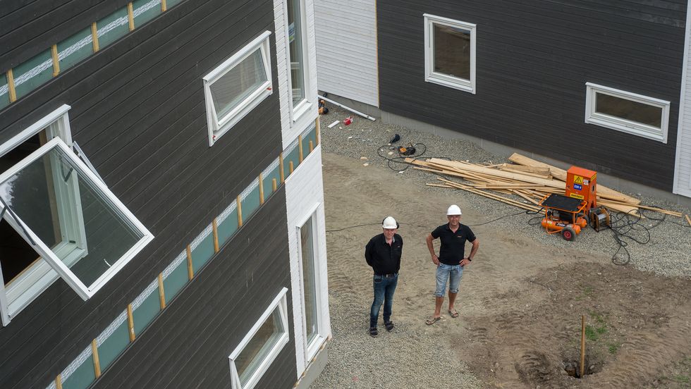 FÅR BETALT FOR ARBEIDET: Gjennom selskapet Grovi eig Odd Tufte og Johnny Tverberg ein tredel av selskapet Kaupanger leiligheter, som no betalar ut millionsum til aksjeeigarane.