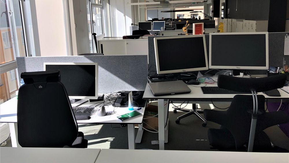 Kontorlandskap en stille morgenstund, før alle skravlerne, vandrerne og kaffeslurperne kommer på jobb.