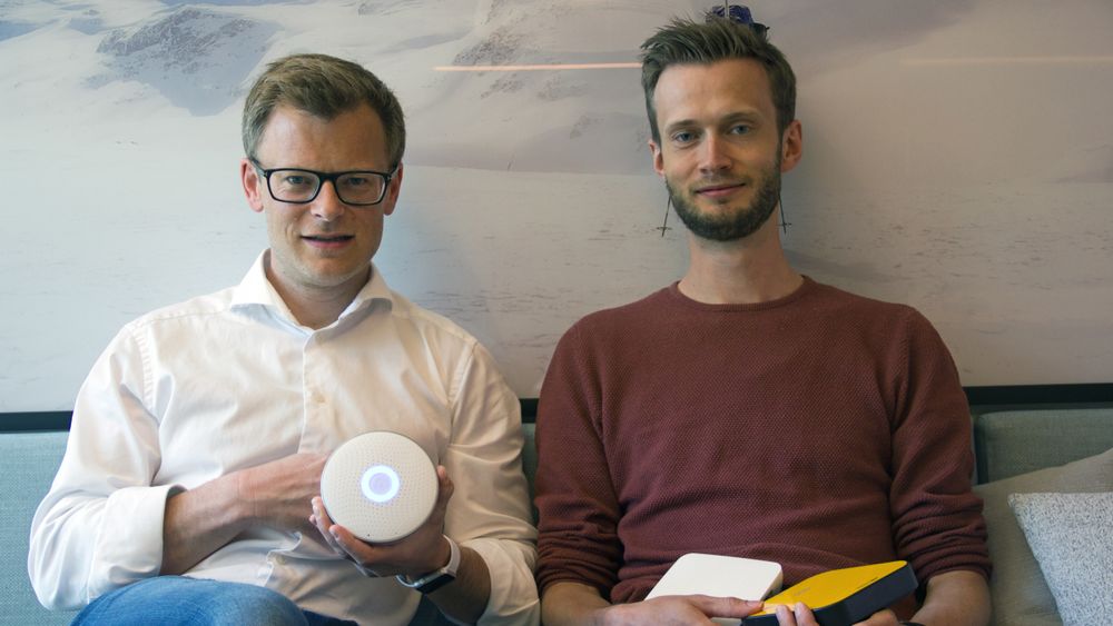 Teknologidirektør Erlend Bolle og tech lead Alexander Sagen med ulike Airthings-enheter.