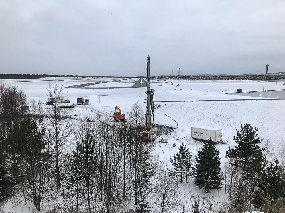 Ikke en helt vanlig brønnrigg: Det er store dimensjoner over boreriggen til Båsum som skal ned på nesten 2 kilometers dyp. Men ikke større enn at dette kan bli en mer vanlig måte å hente geovarme på som ikke trenger en varmepumpe på overflaten.