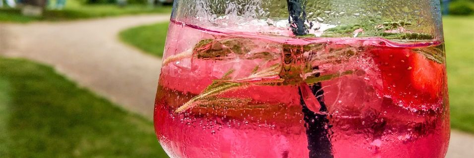 Denne rosa gin tonicen blir sommerens landeplage