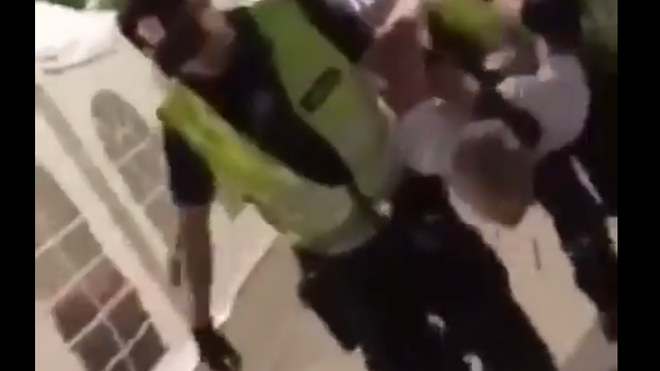 Video går viralt: Norsk politi bærer den berusede gullstrupen gjennom sommernatta.