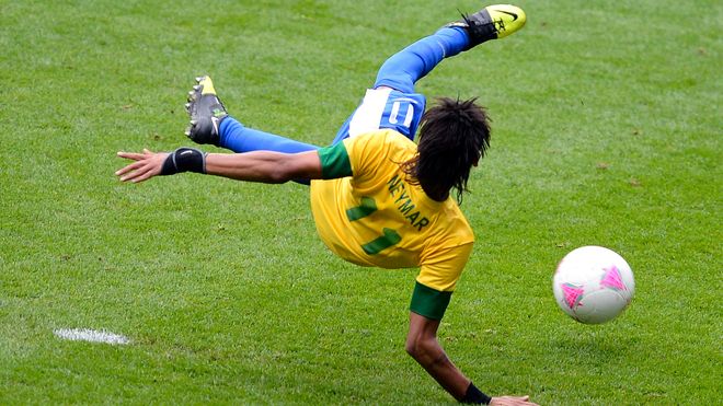 Under trøya til Neymar sitter en kompresjonsvest med sensorer, gyroskop og magnetometer