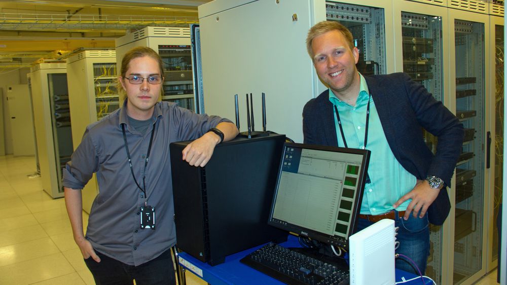 Serverrommet, det aller helligste hos Get: Systemingeniør Alexander Søberg (t.v) demonstrerte hvilke hastigheter som faktisk kan oppnås med dagens modem. Produktsjef Torbjørn Aamodt (t.h.) var godt fornøyd med det han så.