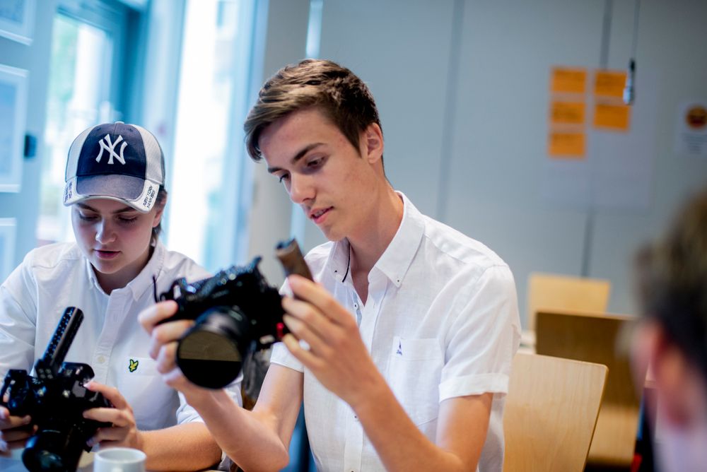 Aurora Schølberg (18) og Eirik Grønvold (18) er utplassert hos NRK Buskerud samtidig som de går på videregående. Nå lager de en egen serie om ungdom og psykisk helse.