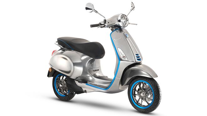 Italienske Piaggio har også presentert en elektrisk scooter under Vespa-merket. Den har en rekkevidde på 100 km og kan lades opp på fire timer.