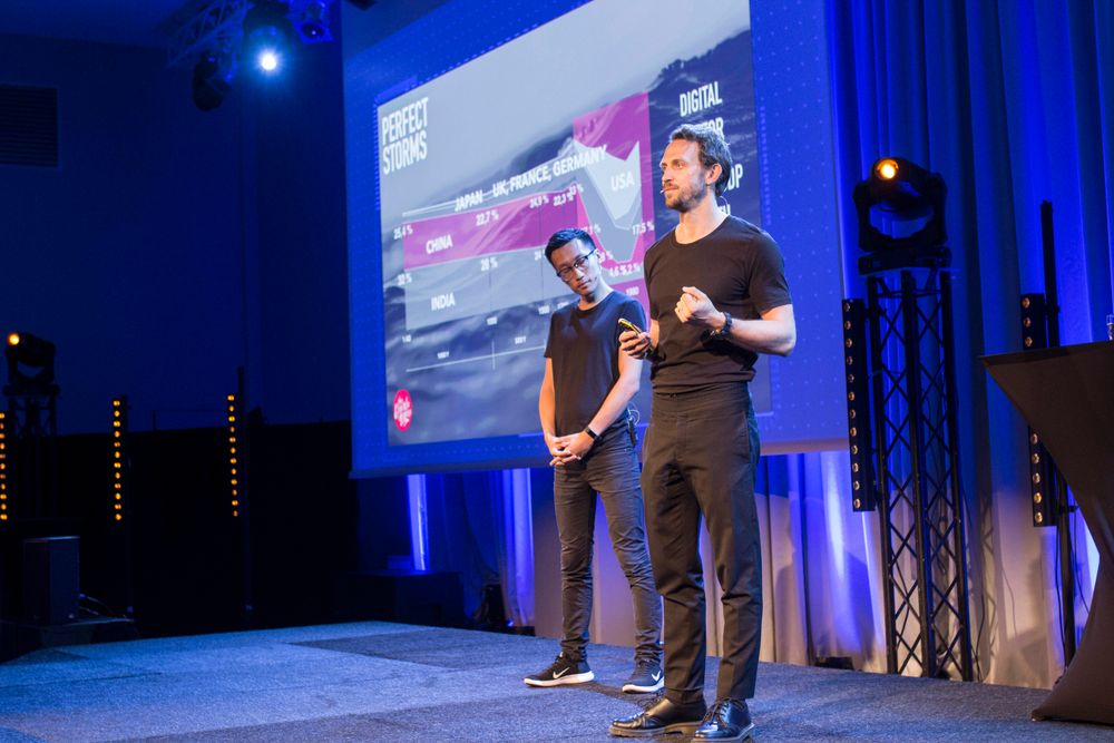 Tom Xiong og Jacob Lovén på Mcb Tech-konferansen i Bergen torsdag.