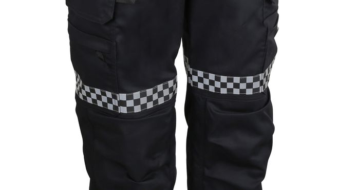 Refleksen på politibuksa flyttes. Nå får politiet lår som lyser i mørket.
