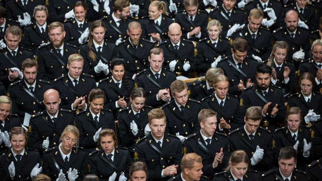 Nå har 52 prosent av disse fast stilling i politiet