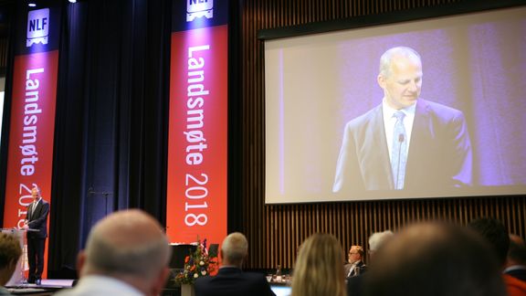 NLF-sjefen og ministeren sterkt uenig