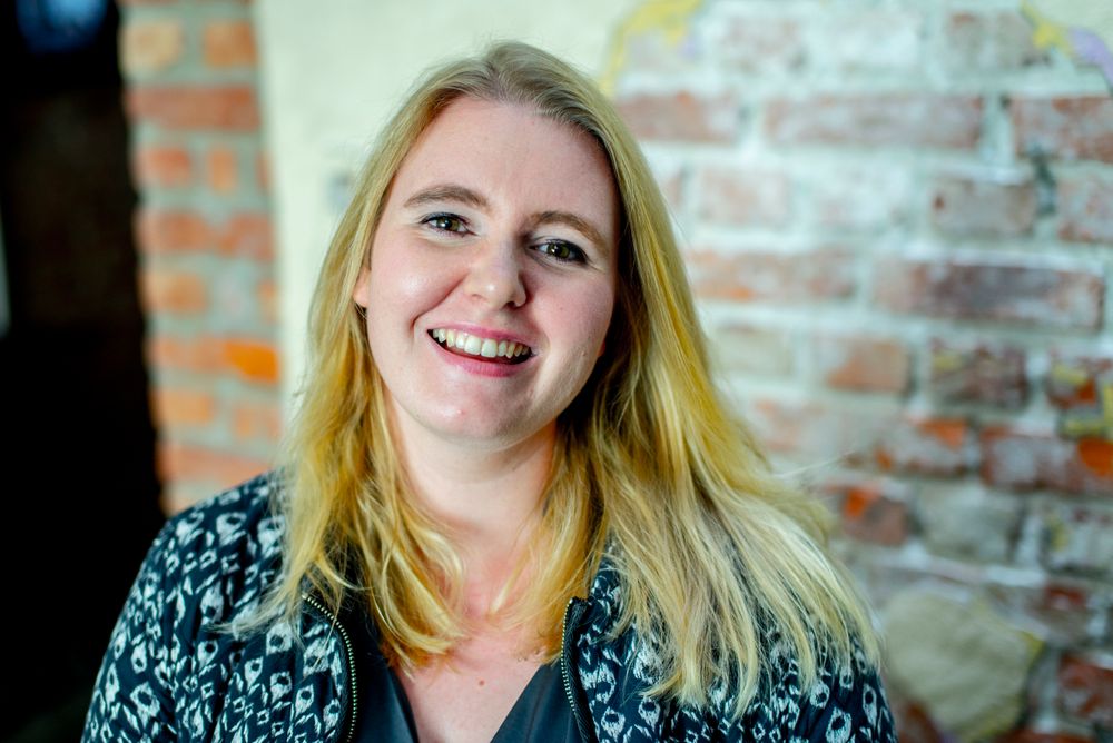 Pernille Johnsen (25) er mediegründer og har startet opp nyhetsbrevtjenesten «Skumlest».