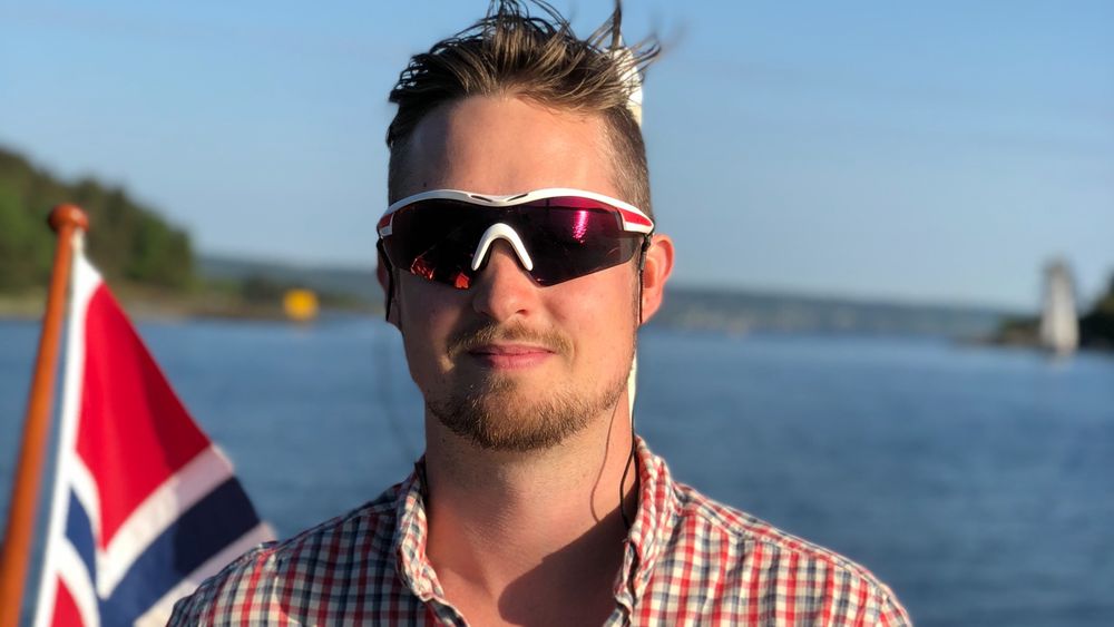 Øivind Tobias Jorfald er utvikler på vei over i ny jobb. Her er han ombord i seilbåten sin.