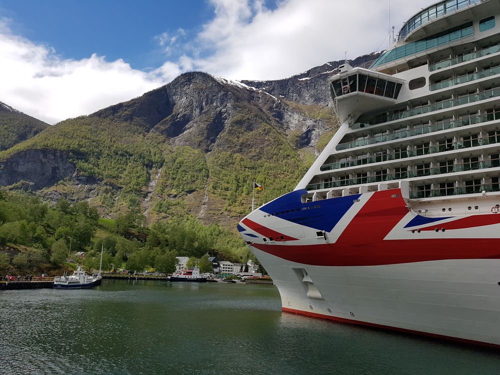 P&O-skipet Britannia i Flåm. Skipet ble levert i 2015, bygget ved Fincantieri, Monfalcone i Italia. Skipet er 330 meter langt, 44 meter bredt og plass til 4324 passasjerer.