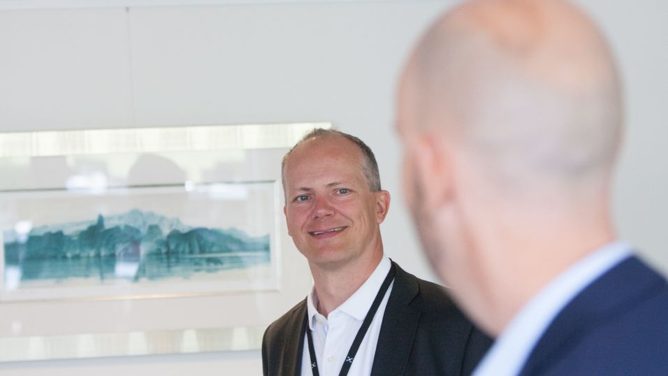 Samferdselsminister Ketil Solvik-Olsen har kunngjort at 700 MHz-båndet nå frigjøres til mobilt bredbånd fra 1. november 2019, etter at regjeringen legger 150 millioner kroner på bordet for å dekke deler av ombyggingen av bakkenettet. Bildet er tatt under Nkom agenda 2018, og i forgrunnen ser vi bakhodet på en annen av aktørene bak avtalen, frekvensdirektør John-Eivind Velure i Nasjonal kommunikasjonsmyndighet.