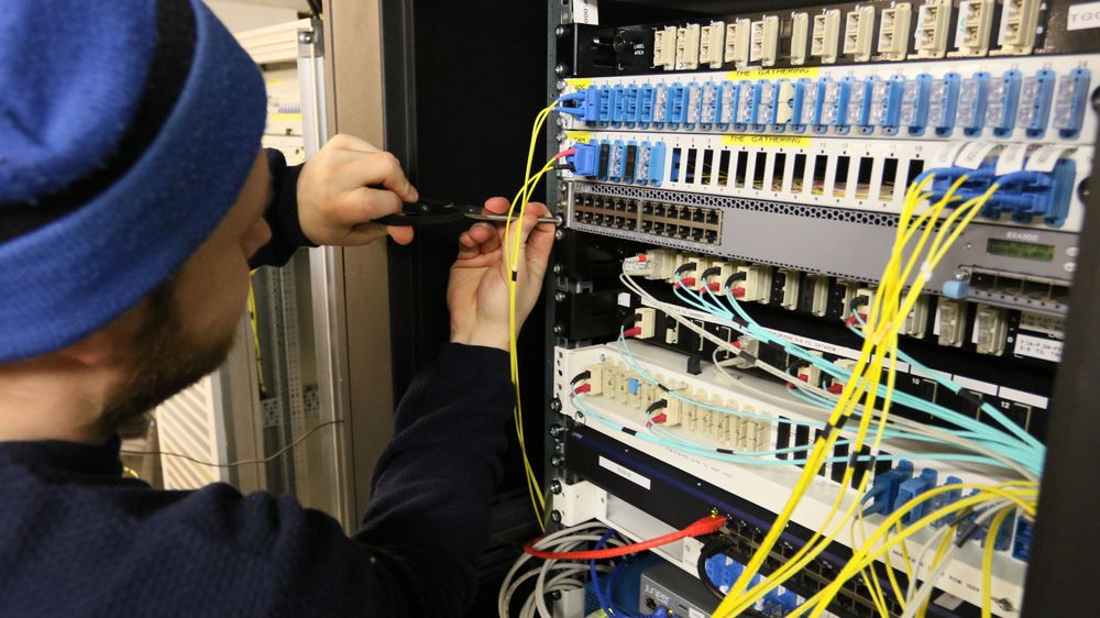 En kritisk komponent i et gammelt datarom sørget for at tre norske kommuner var uten datatilgang i 12 dager. Det ble en real vekker for de tre. Illustrasjonsfoto.