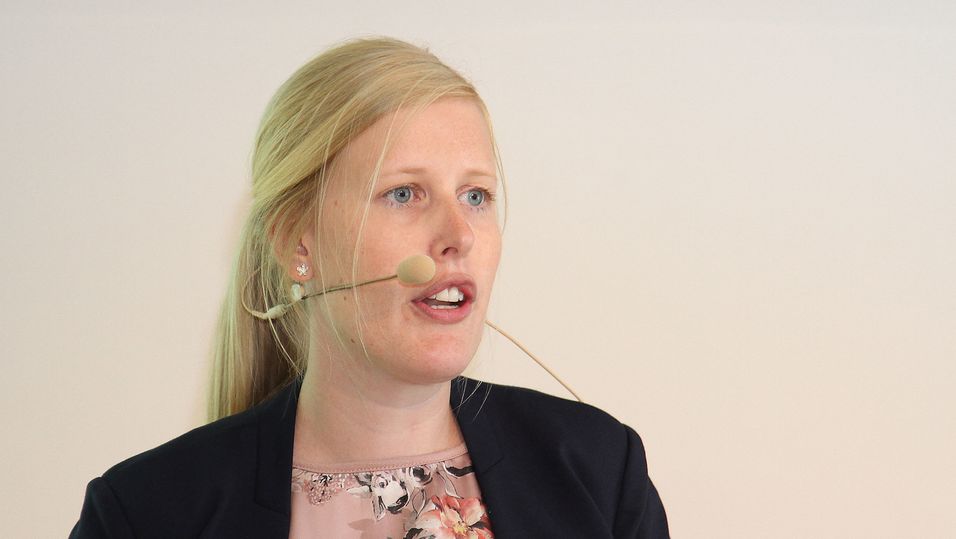 Seniorrådgiver Vibeke Skofsrud i Nasjonal kommunikasjonsmyndighet sier den nåværende planen er å tildele 700 MHz-båndet sammen med 2,1 GHz-båndet i tide før 1. november 2019, da 700 MHz-båndet skal være frigjort fra kringkasting.