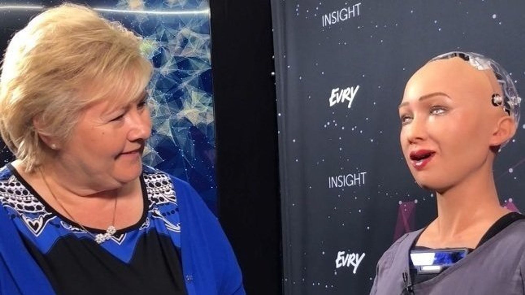 Erna Solberg i samtale med roboten Sophia under en Evry-konferanse tidligere i år.