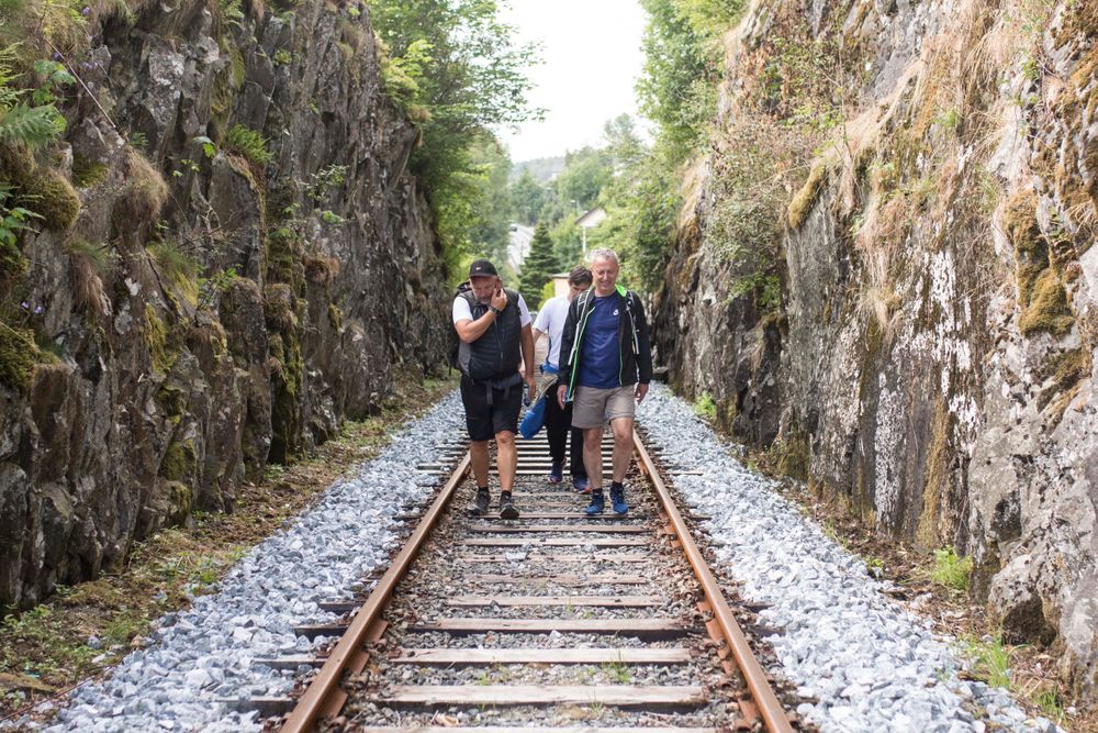 FULGTE SPORENE: Siste halvdel av turen ut mot Espeland og Osen gikk på de gamle togskinnene.