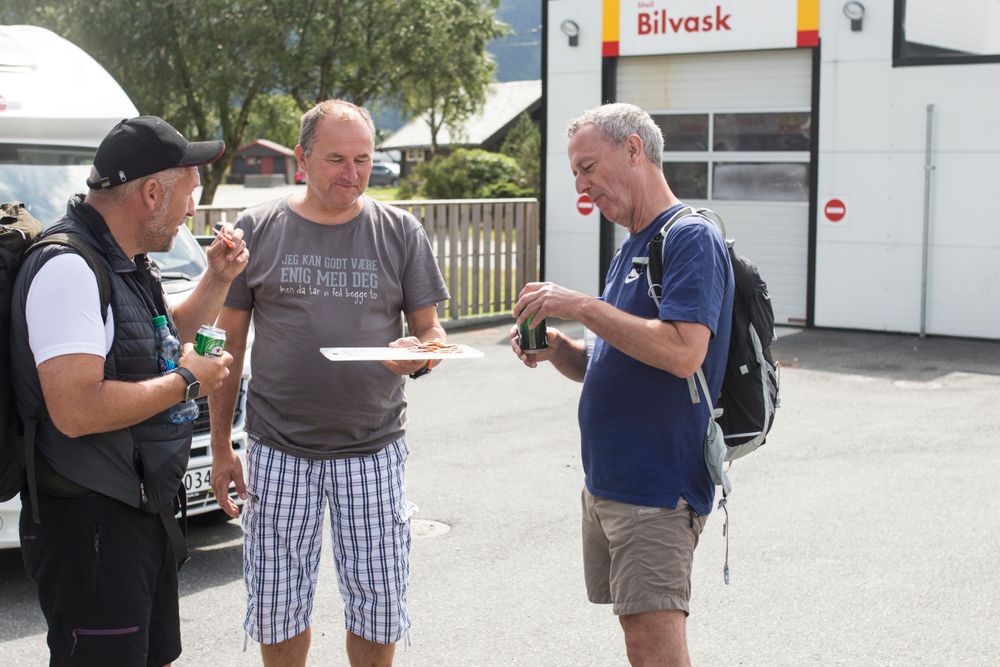 ETAPPEFEIRING: Rådmann og følgebilsjåfør Hans Erik Utne ventet på Stokstad og Mellingen med øl og spekemat i Osen
