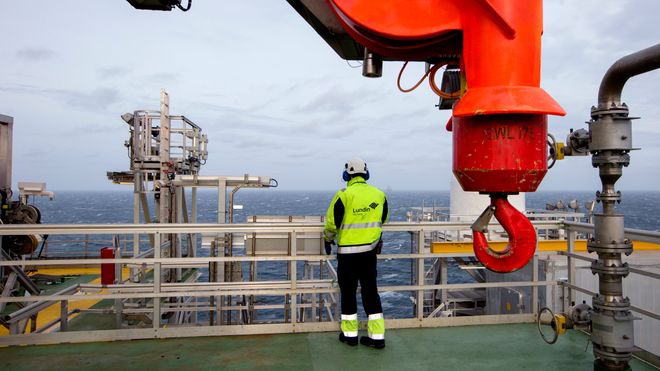 En offshore-arbeider på Edvard Grieg-plattformen.