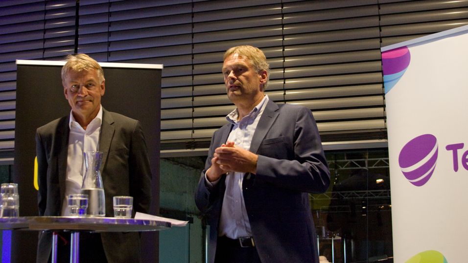 Telia-sjef Abraham Foss er fornøyd med å passere et kvartalsresultat på over én milliard kroner for første gang i tredje kvartal, men mindre fornøyd med at Telia fortsatt mister kunder. Her fra pressekonferansen der Telias kjøp av Get TDC ble kunngjort, noe som uten tvil er den viktigste hendelsen for selskapet dette kvartalet. Hvem som skal lede det fusjonerte selskapet, er ikke klart. Get TDC-sjef Gunnar Evensen (til venstre) og Abraham Foss rapporterer foreløpig begge til konsernsjef Johan Dennelind i Telia Company i Stockholm.
