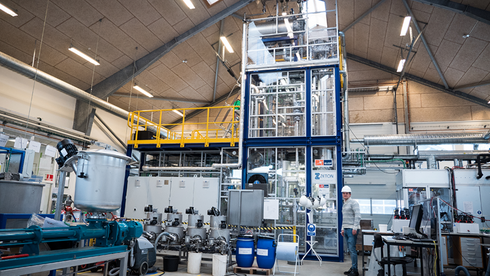 Siden 2016 har forskere på Institut for Ingeniørvidenskab ved Aarhus Universitet gjennomført pilotforsøk på anlegget i Foulum ved Viborg. Gjennom elektrolyse og katalyse omdannes drivhusgassen CO2 til metangass, som kan lagres og distribueres på naturgassnettet.