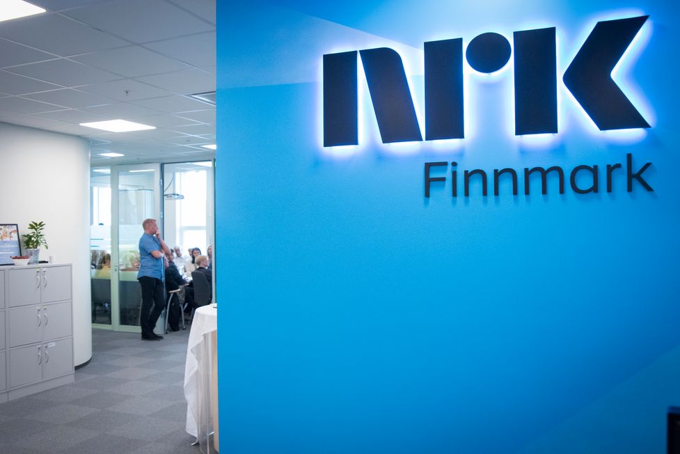 Ansatte, venner og familie av omkomne distriktsredaktør Morten Ruud møtte til minnestund i NRK Finnmarks lokaler i Alta.