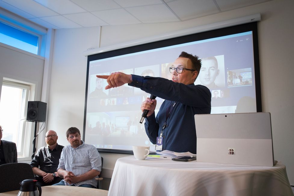 Konstituert redaktør Robin Mortensen i NRK Finnmark foran forsamlingen etter minnestunden.