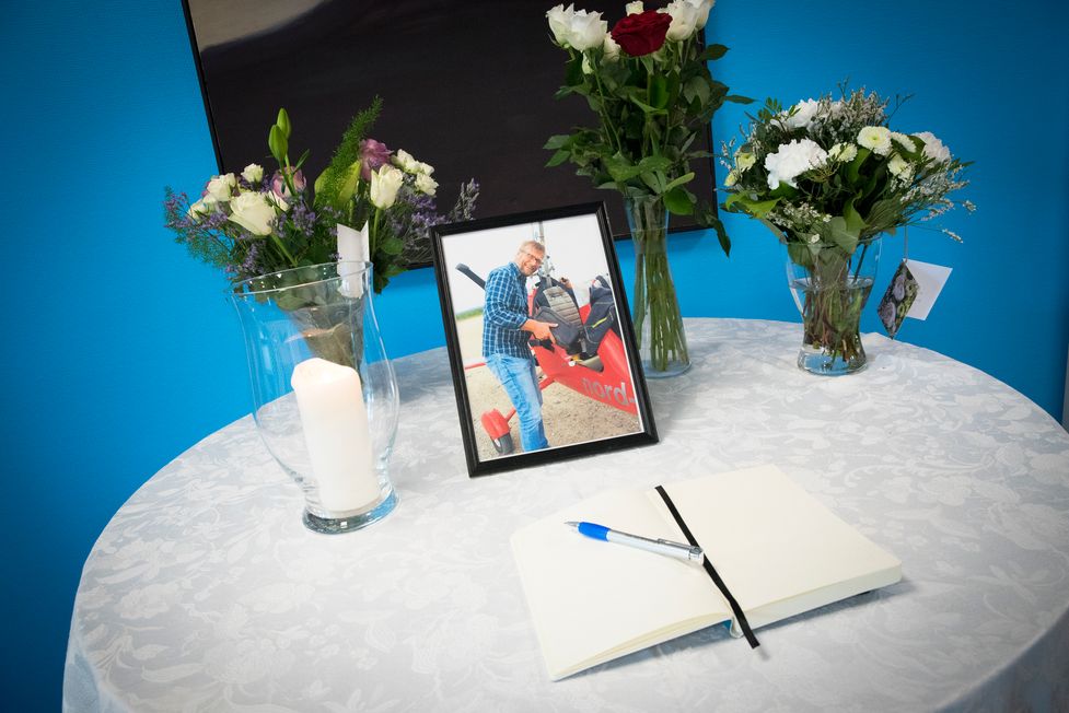 Ansatte, venner og familie av omkomne distriktsredaktør Morten Ruud møtte til minnestund i NRK Finnmarks lokaler i Alta.