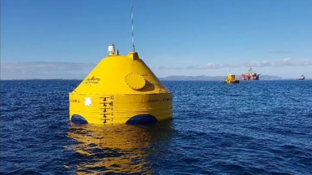 Effektivt: Svenske CorPower Ocean AB fikk nettopp 85 millioner kroner for å bygge og havteste et fullskala bølgekraftverk og senere demonstrere en fullskala energipark med tre slike enheter.
Dette er en variant av punkt absorberende bølgekraftverk som er forankret på havbunnen. Ifølge selskapet genererer bøyene fem ganger mer strøm enn andre bølgekraftverk per tonn konstruksjon.
