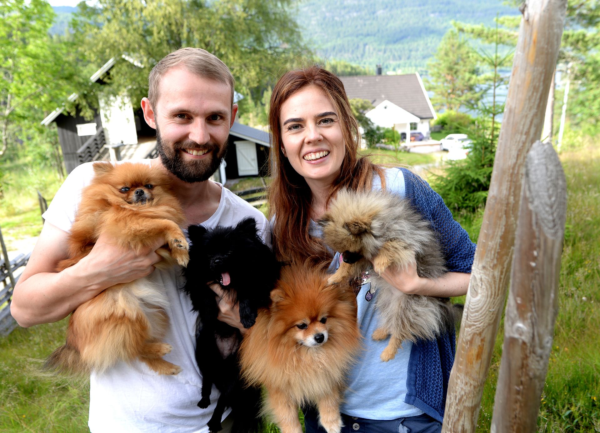 Rune S. Alexandersen, Elene Marie Jordet Martinsen og resten av familien foran Tekstgården i Vrådal.