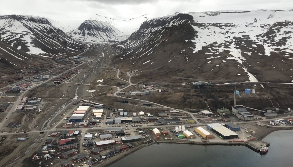 Kullkraftverket (til høyre i bildet) skaffer både strøm og varme til Longyearbyen. Kulldrift skal erstattes av mer miljøvennlig energibærer. Valget av alternativ er ikke tatt ennå.
