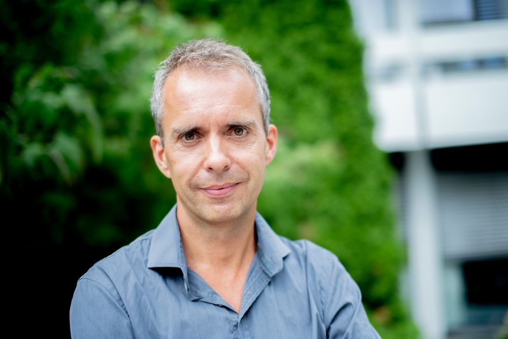 TÅREVÅTT: Rett før han møter Medier24 har Jarle Roheim Håkonsen fått mange lange klemmer fra gode kollegaer gjennom mange år. Noen tårer ble det også.