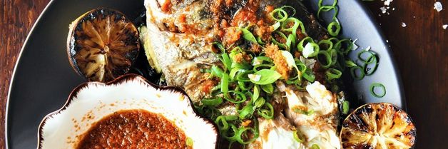 Helstekt fisk med saus som kicker er det som gjelder i dag