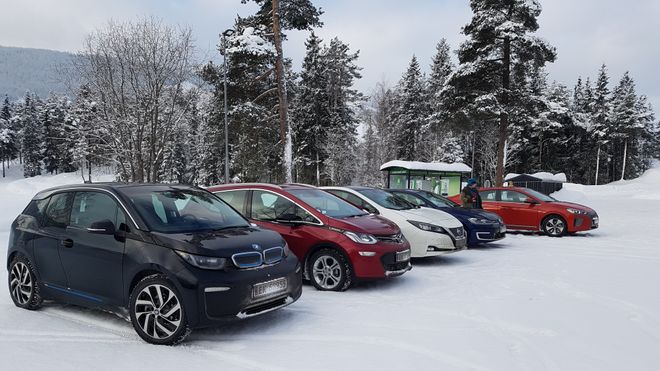 Elbiler hurtiglader i snitt tregere i kulda, ifølge ny amerikansk forskning. Bildet viser en rekke elbiler ved en hurtigladestasjon i Valdres.