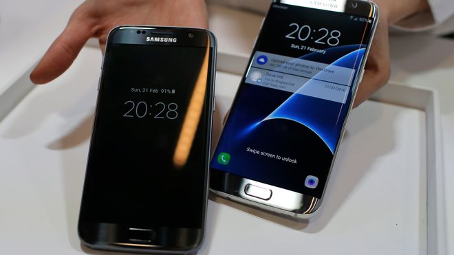 Samsung Galaxy S7 og S7 Edge vist fram under Samsung Galaxy Unpacked-arrangementet under Mobile World Congress 2016.