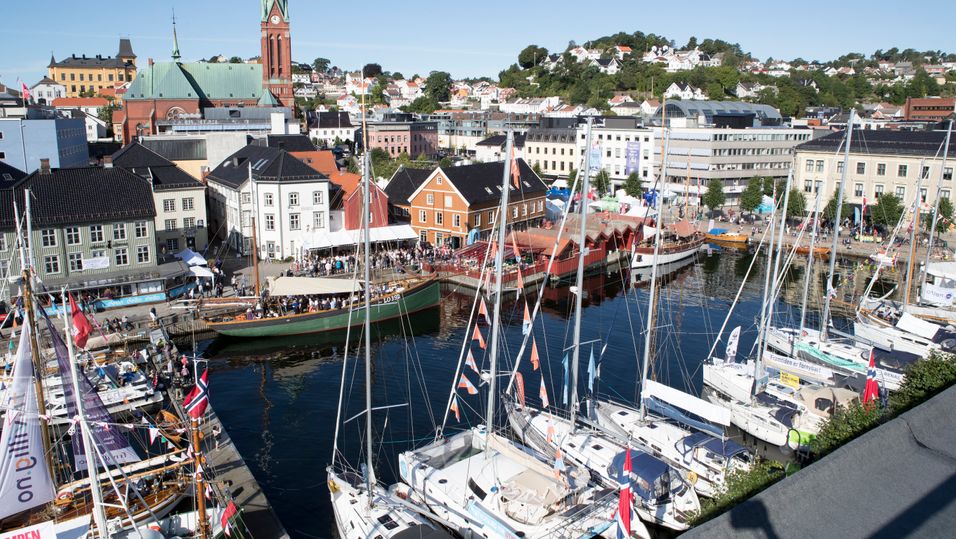 Under Arendalsuka er det flere hundre forskjellige stands fra forskjellige politiske partier og organisasjoner i Arendal sentrum.