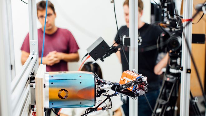 Stadig nye tekniske løsninger og roboter triller inn på markedet. Flere arbeidstakere enn før frykter at dette kan ta jobben fra dem.