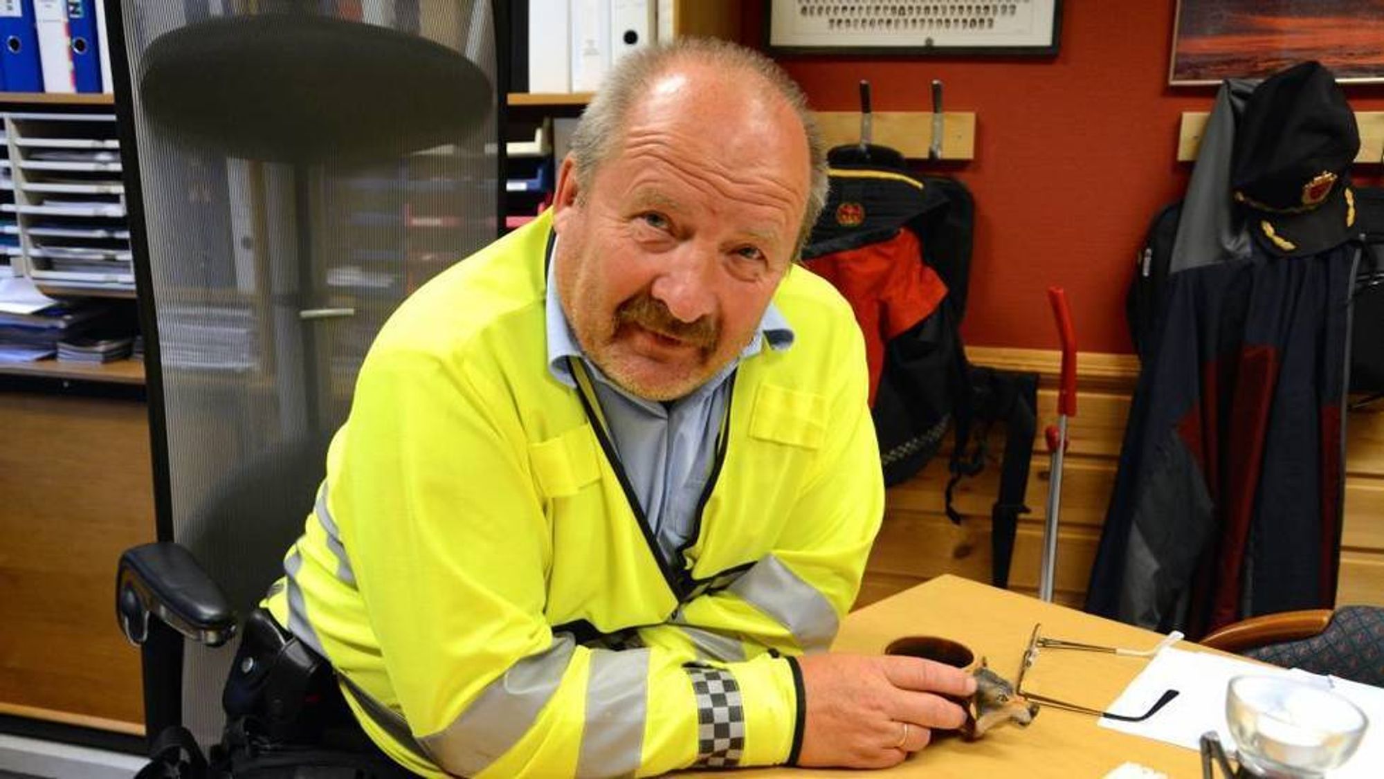 POSITIV: Tenestadsleiar ved Årdal lensmannskontor, Magne Knudsen, seier han er positivt overraska over reaksjonane til innbyggjarane. - Det er kjempeflott at dei kjem med innspel, seier han.