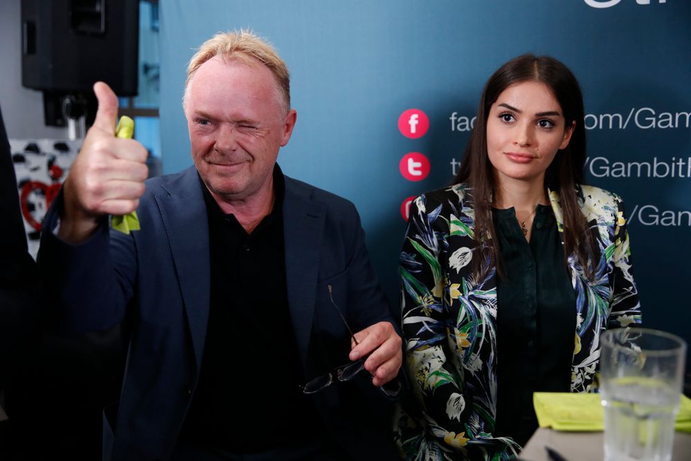Per Sandberg og Bahareh Letnes møtte pressen i Arendal.