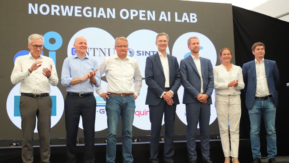 Alle partnerne i det nye samarbeidet var til stede under presentasjonen av satsingen. F.v.: Bjarne Foss, prorektor for forskning ved NTNU; Sigve Brekke, konsernsjef i Telenor; Rune Bjerke, konsernsjef i DNB; Pierre Sames, forskningsdirektør i DNV GL; Torbjørn F. Folgerø, digital direktør i Equinor; Alexandra Bech Gjørv, adm. dir. i Sintef og Even Aas, konserndirektør for samfunnskontakt i Kongsberg-gruppen.