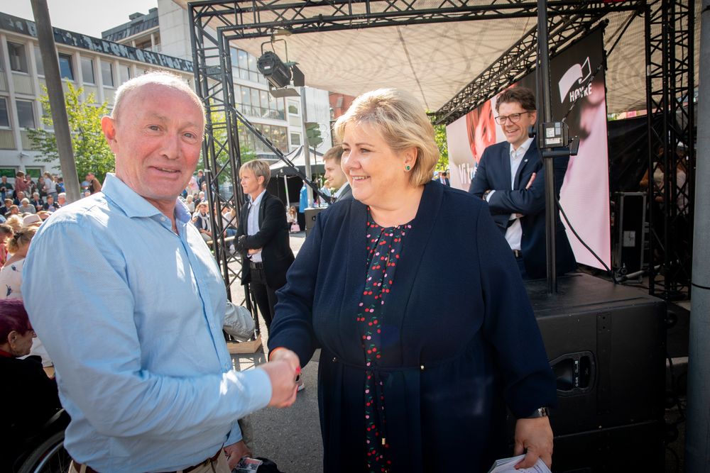 Politisk journalist Thomas Spence i Aftenposten, sammen med statsminister Erna Solberg (H) i Arendal. I bakgrunnen står statssekretær Rune Alstadsæter i SMK.