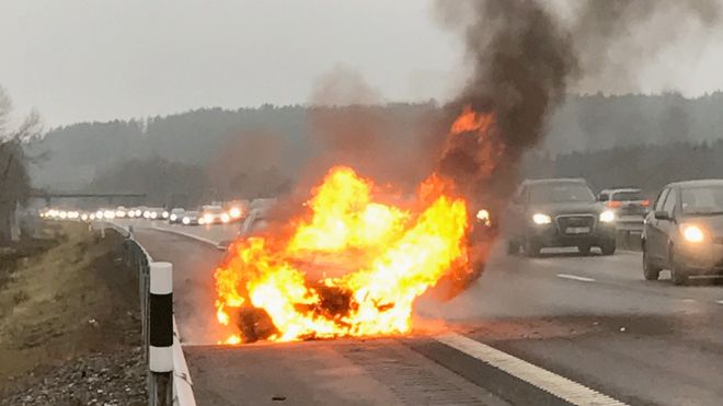Mikaels bil brant opp på motorveien – slik svarer BMW