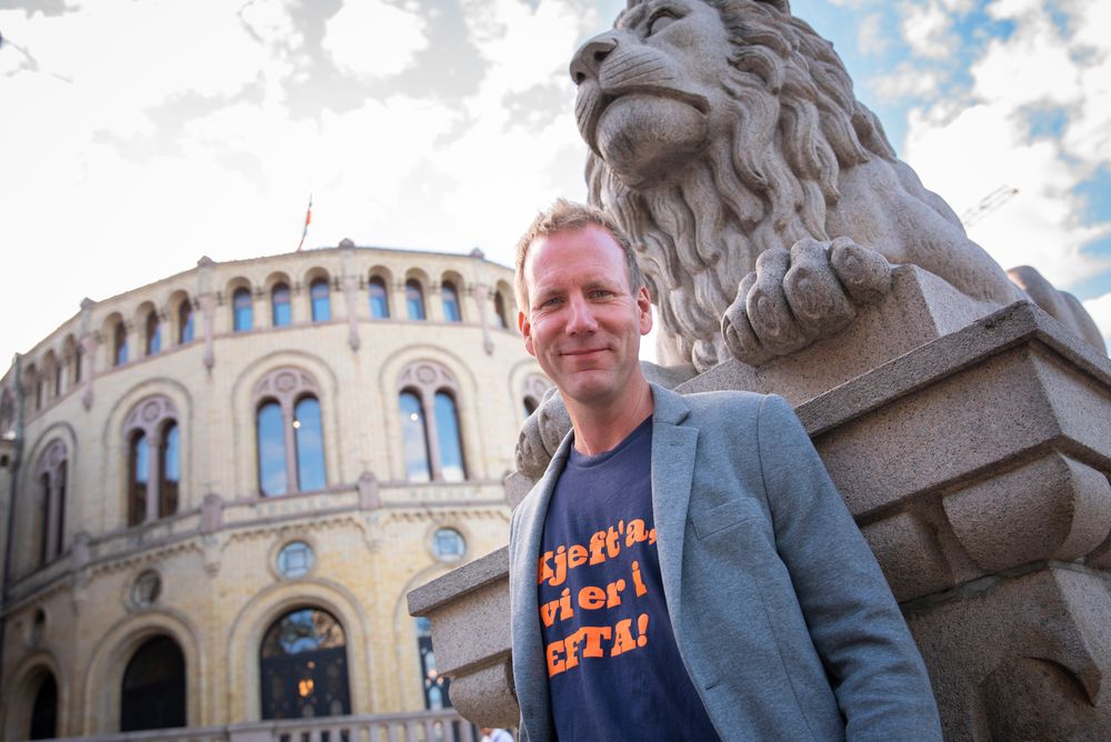Politisk ekspert og satiriker Eirik Bergesen varr programleder for «All Makt».