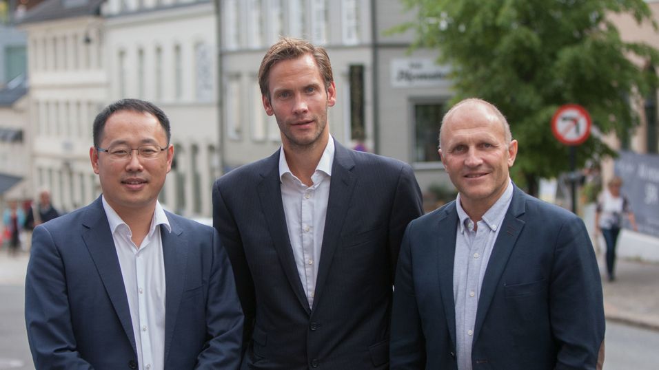 Leder for Huaweis kontor i Norge, Lucas Tan, sammen med den nye direktøren for myndighetskontakt og kommunikasjon, Vidar Brein-Karlsen og leder for sikkerhetsarbeidet i Huawei Norge, Tore Larsen Orderløkken, som fikk jobben i april.