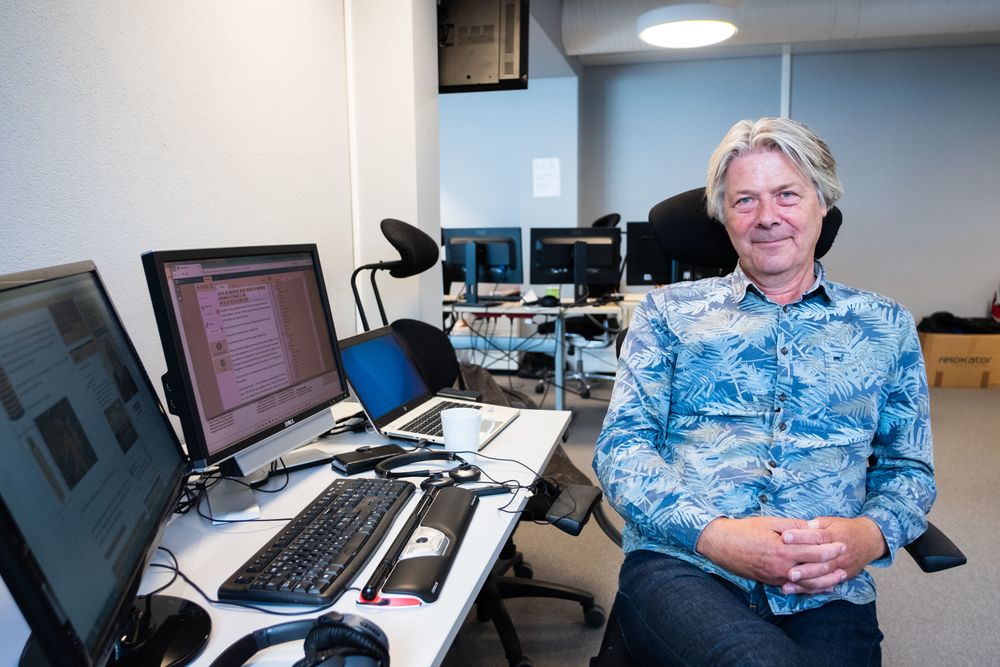 Erik Stephansen fotografert tidligere, i sin designerstol i Nettavisens lokaler i Akersgata i Oslo. Merk kaffe latte-koppen på bordet.