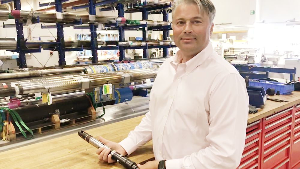 Erling Kleppa med en av PTCs patenterte gassløftventiler. Cirka 70 prosent av verdens oljeproduksjon pumpes ut av brønnene ved hjelp av gassløft.