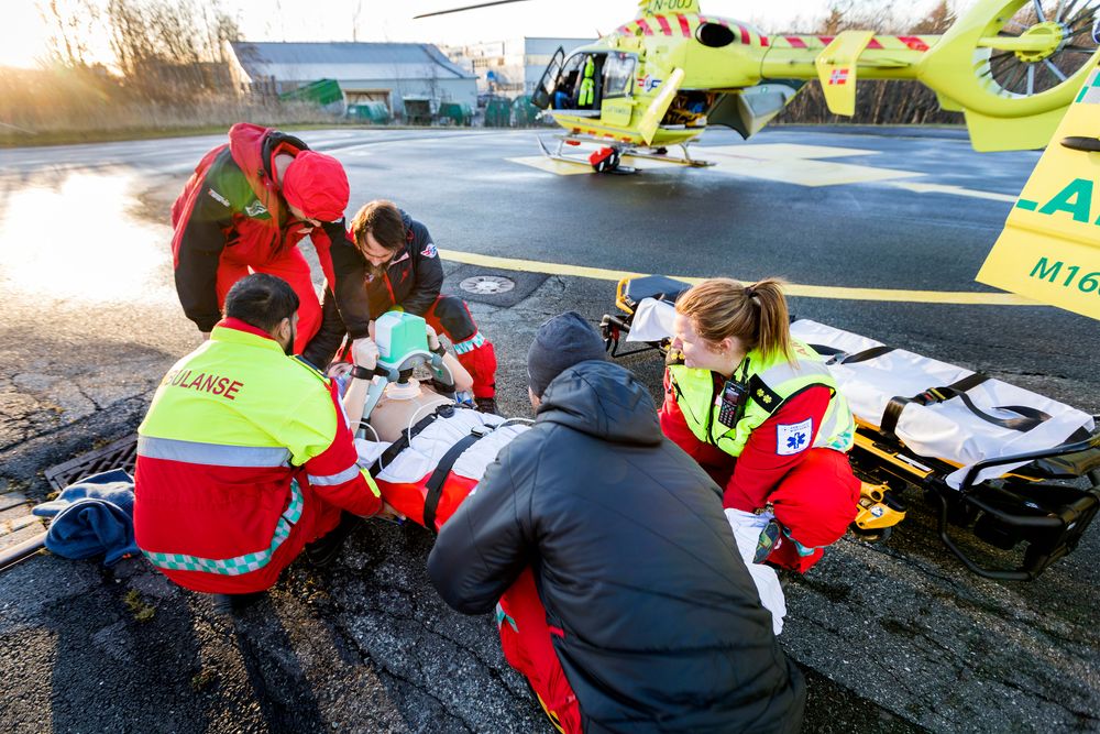 Illustrasjonsfoto: Luftambulansens helikopter, der de laster inn pasient på båre under en øvelse i Trondheim i 2017.
Foto: Gorm Kallestad / NTB scanpix