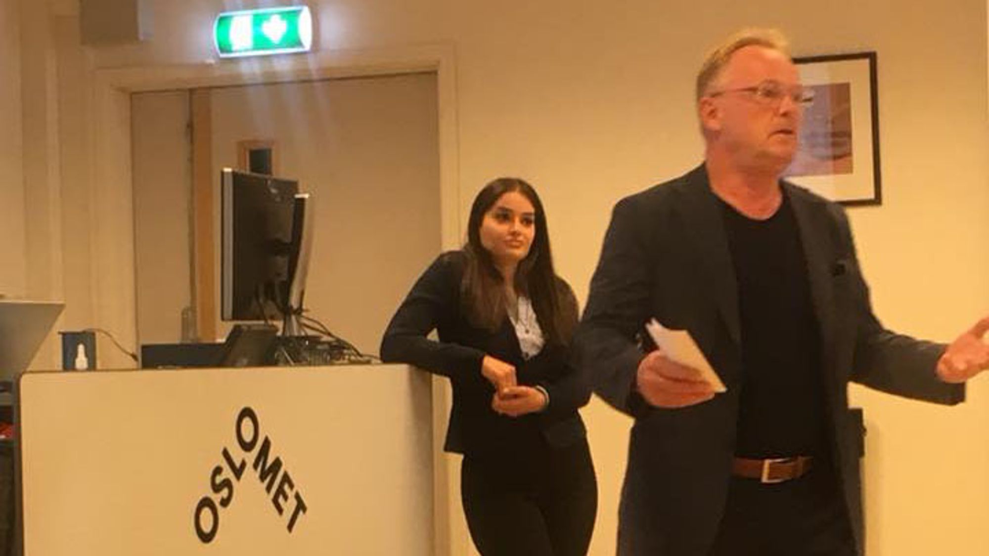 Bilder av Per Sandberg og Bahareh Letnes sitt besøk på OsloMet ble spredd på sosiale medier, selv om studentene ble ilagt taushetsplikt.