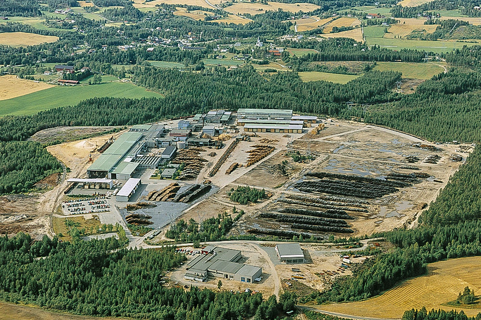 Her skal det bygges pelletsfabrikk: Tømmer inn, planker og pellets ut. Det meste drevet med energi fra bark.